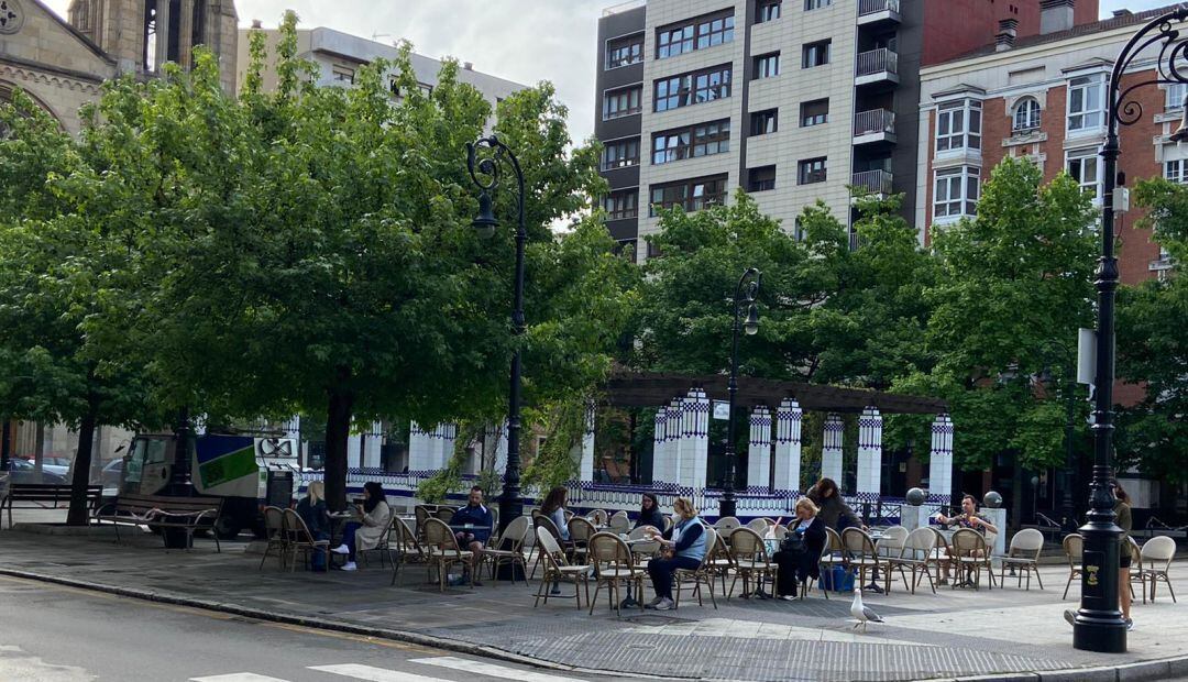 Una terraza de Gijòn con ciudadanos consumiendo. 