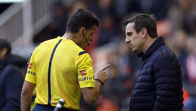 El árbitro Gil Manzano se dirige al entrenador del Valencia, Gary Neville 