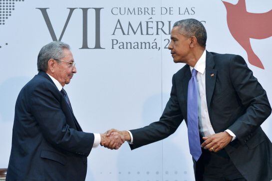 TOPSHOTS  US President Barack Obama (R) shakes hands with Cuba&#039;s President Raul Castro (L) on the sidelines of the Summit of the Americas at the ATLAPA Convention center on April 11, 2015 in Panama City. AFP PHOTO/MANDEL NGAN