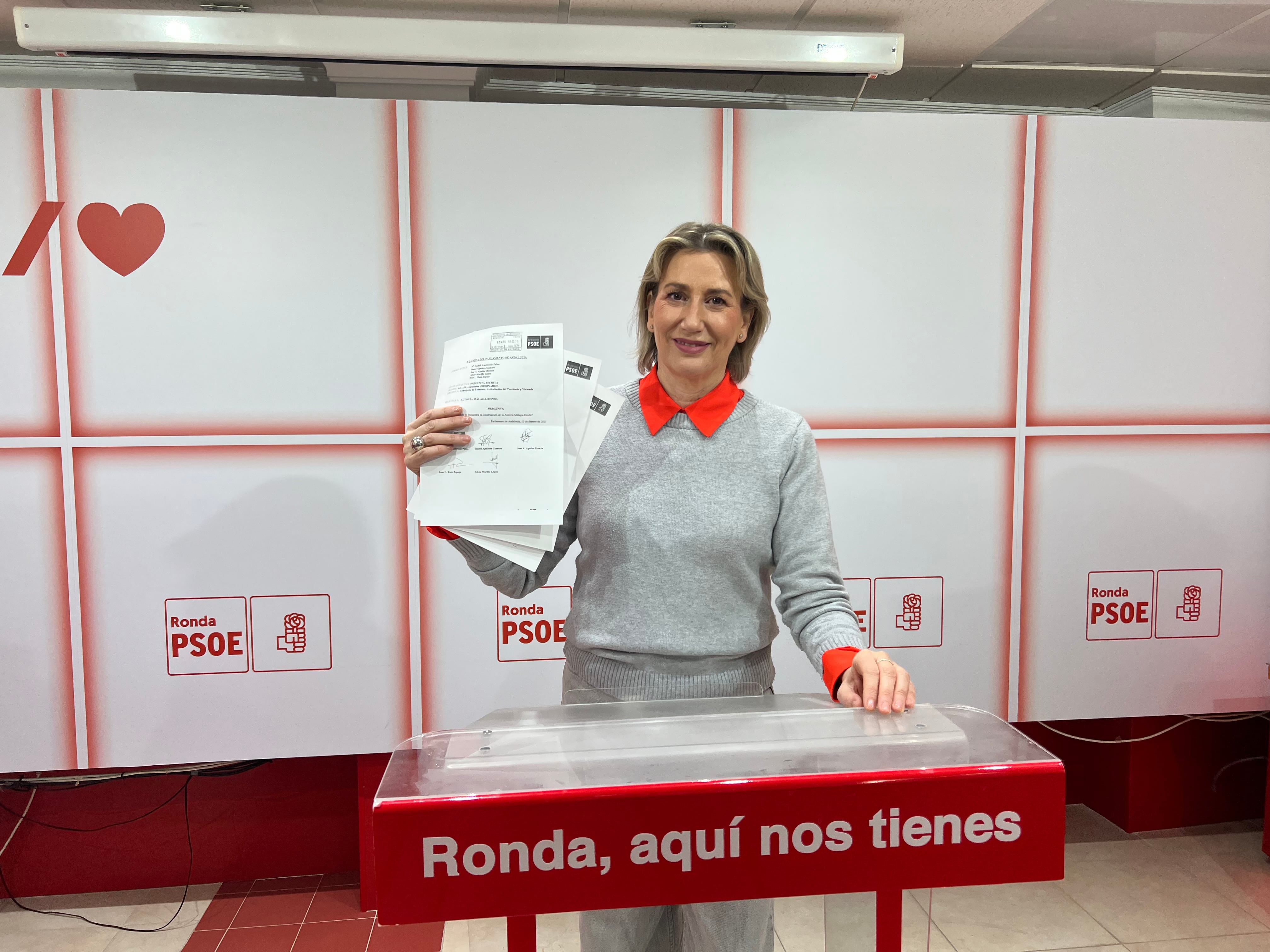 Aguilera en la Casa del Pueblo de los socialistas rondeños ante la prensa