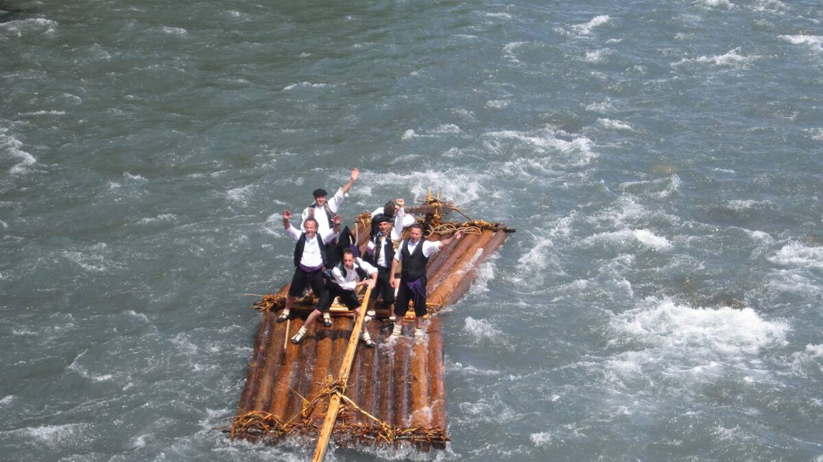 Las nabatas surcan las aguas del río Cinca