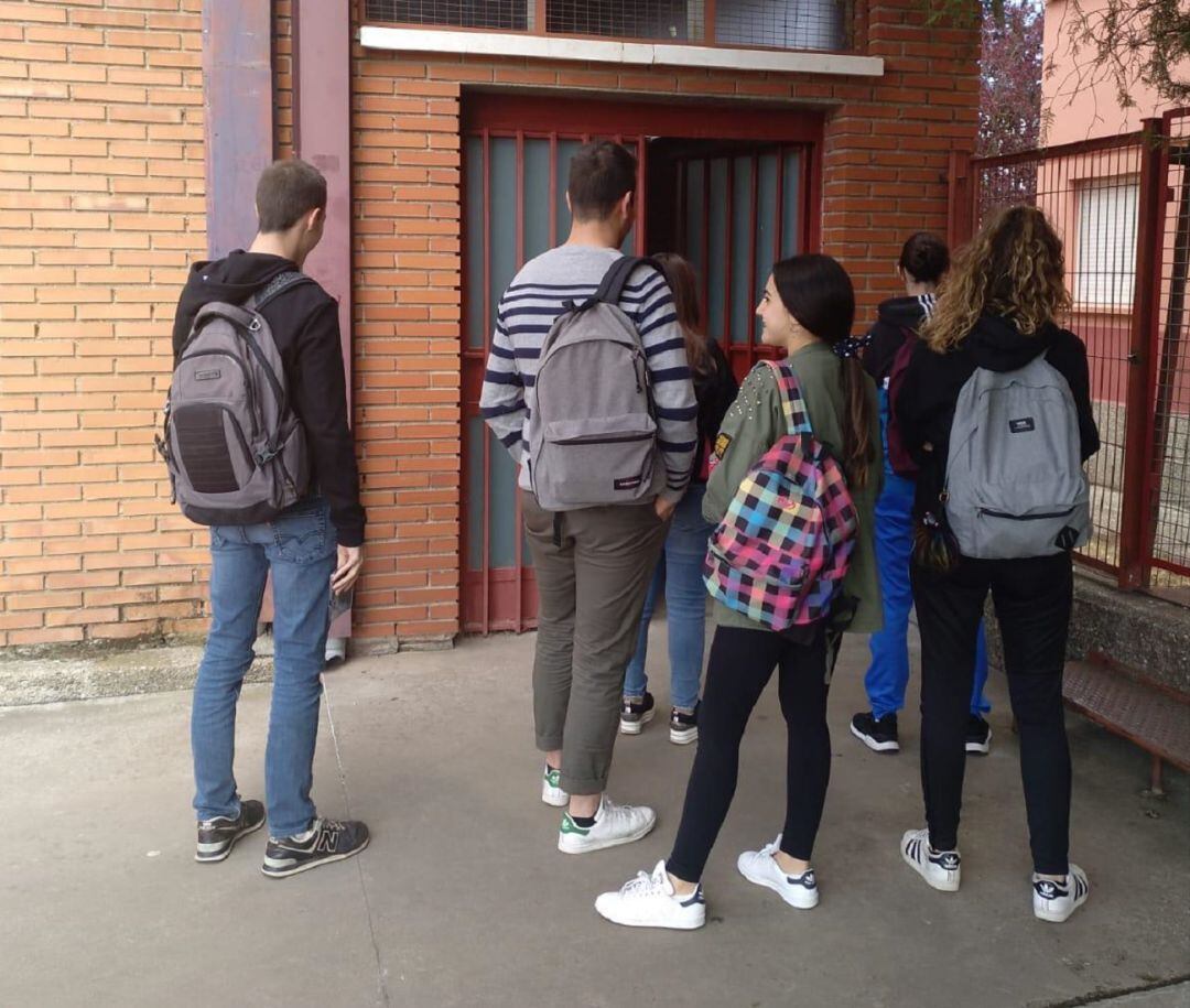 Varios alumnos esperan para poder acceder a las aulas de las pruebas.