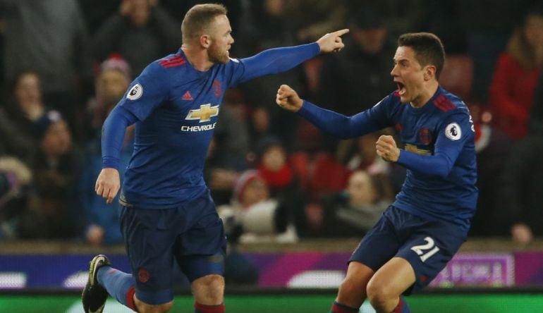 Wayne Rooney celebra junto a Ander Herrera su gol ante el Stoke City