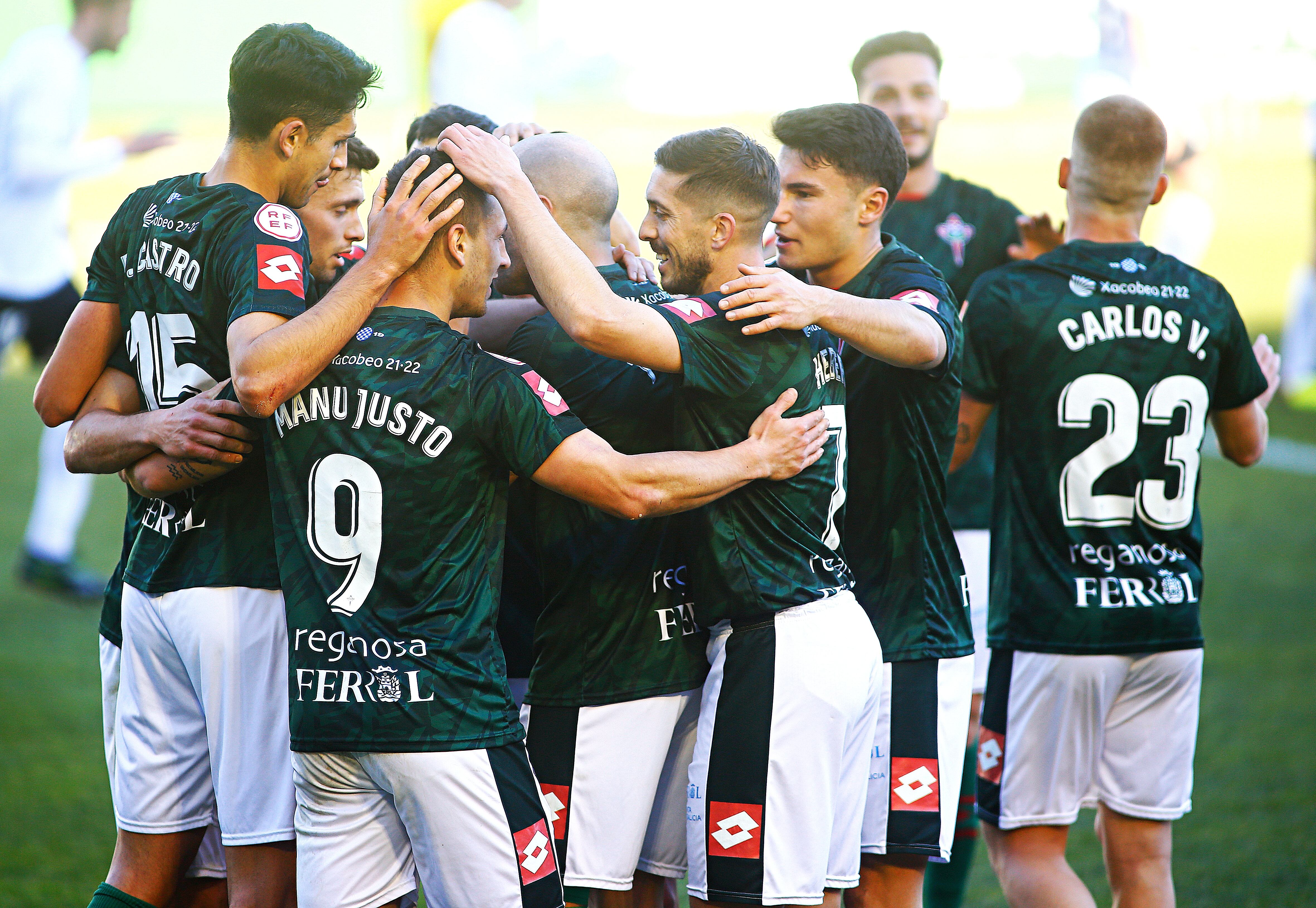 Los jugadores del Racing celebran su primer gol ante el Fuenlabrada este domingo en A Malata (foto: Raúl Lomba / Cadena SER)