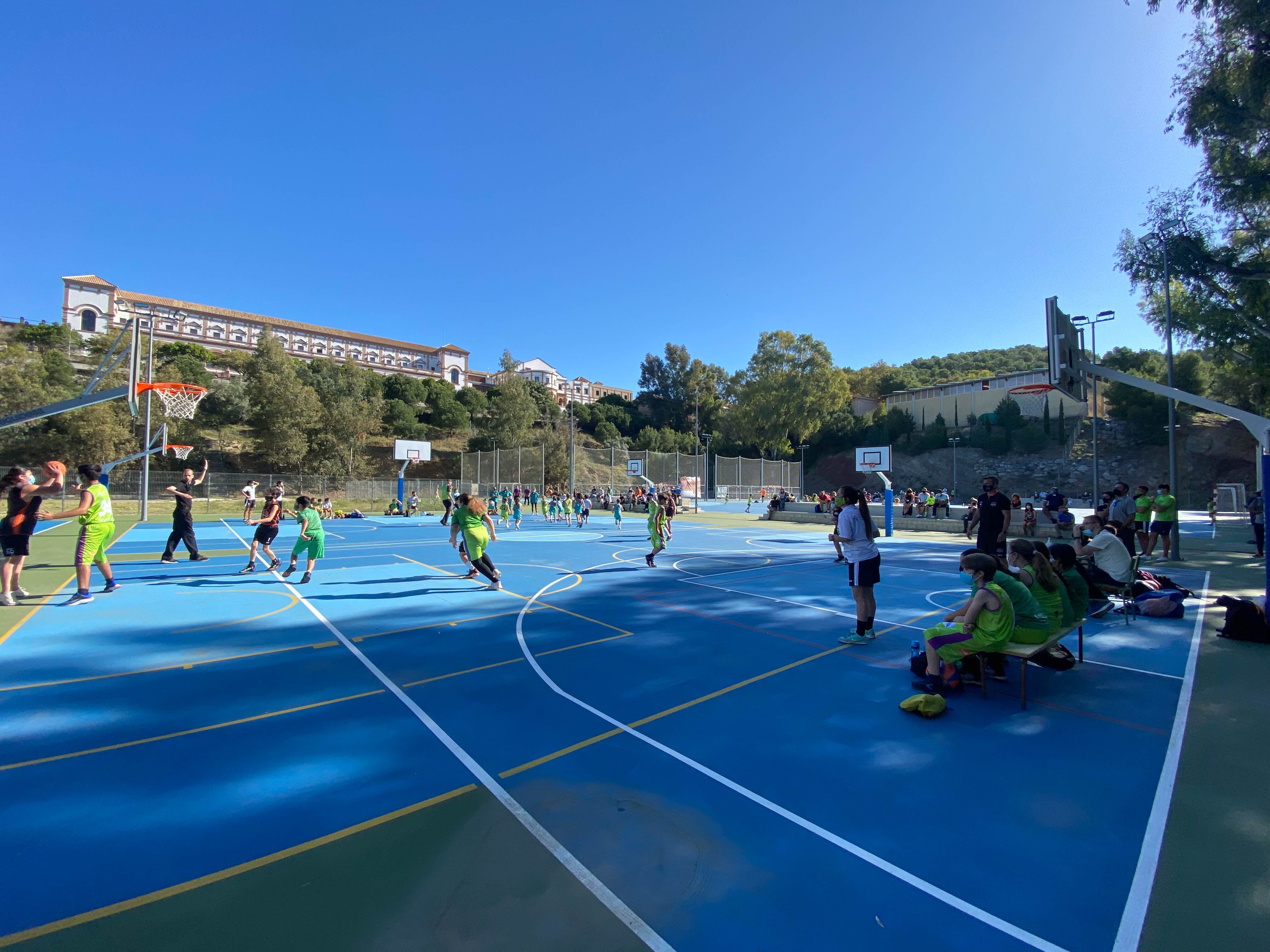 La undécima edición de las 10 horas de Deporte en familia en las instalaciones del Colegio Diocesano Cardenal Herrera Oria