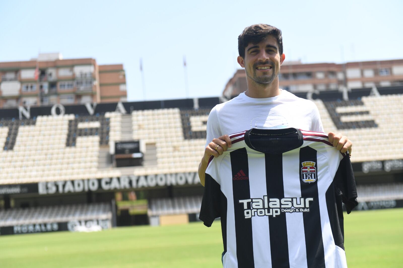 Jairo posando con la elástica del FC Cartagena