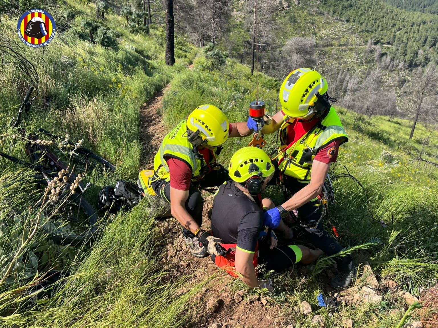 Momento del rescate aéreo del ciclista herido por parte del helicóptero V-990 del Consorcio en una zona rural de Montitxelvo