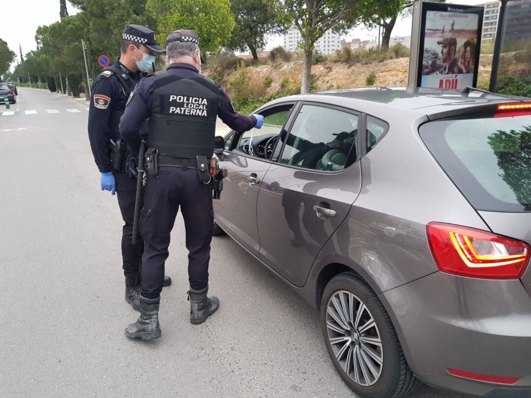 Policía local de Paterna identificando a usuario de un vehículo