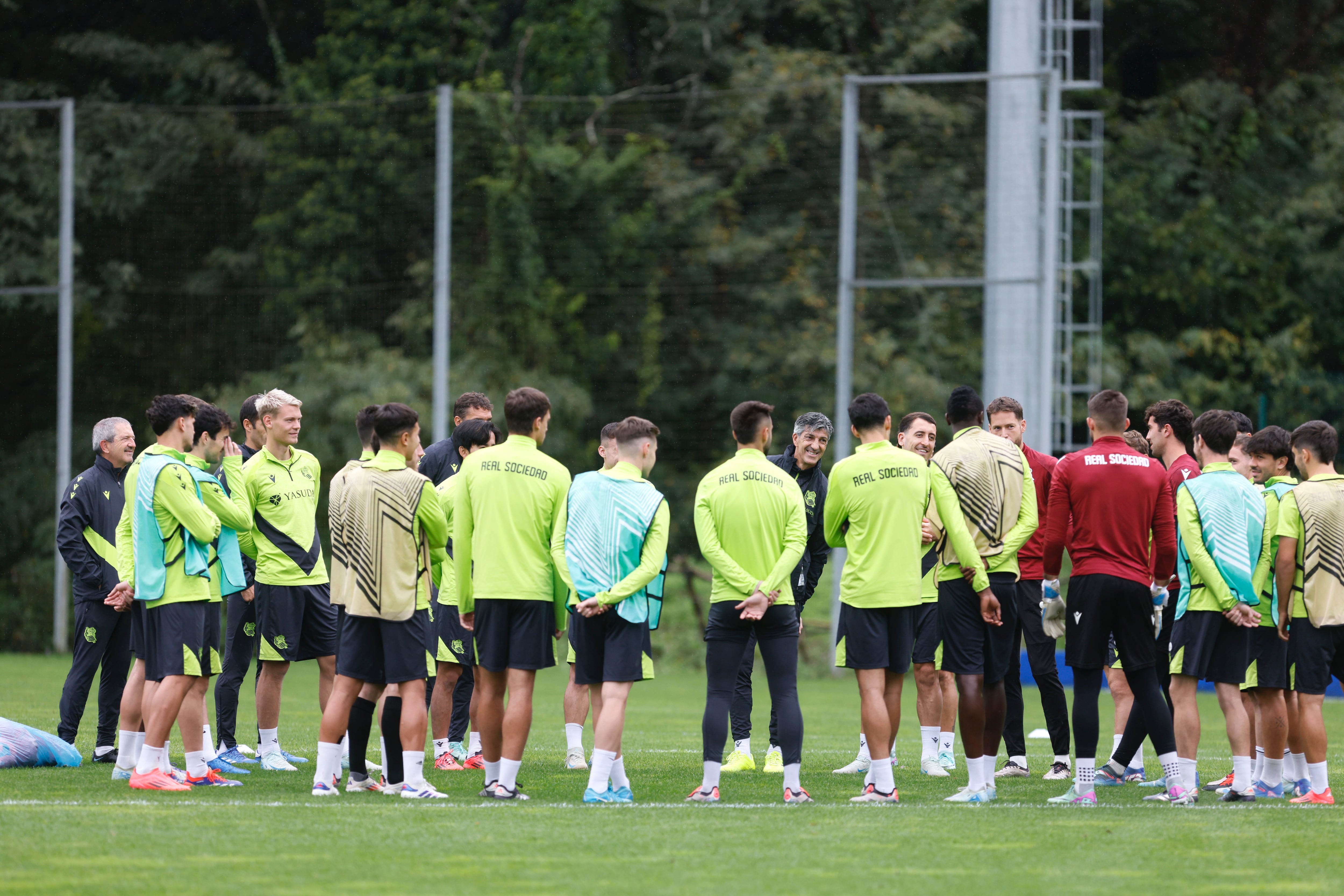 SAN SEBASTIÁN, 02/10/2024.- La Real Sociedad ha celebrado este miércoles un entrenamiento en San Sebastián, previo al partido que disputará el próximo jueves en el estadio de Anoeta contra el Anderlecht belga, correspondiente a la fase de grupos de la UEFA Europa League. EFE/Javi Colmenero
