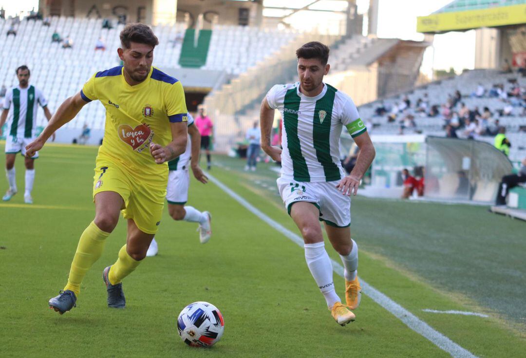 Javi Flores pugna por un balón