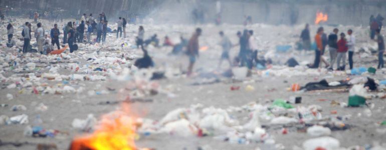 Aspecto que presenta la playa del Orzán, en A Coruña, donde decenas de miles de personas se concentraron anoche para espantar las &quot;meigas&quot; con las &quot;Hogueras de San Juan&quot;.