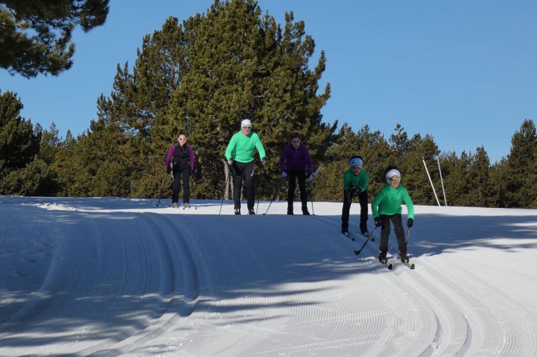 Esquiadors al circuit de fons de Naturlandia el passat hivern.