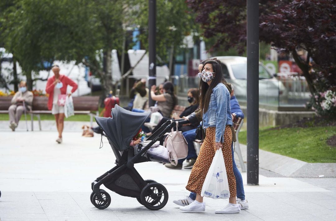 Transeúntes pasean por las calles de Santander