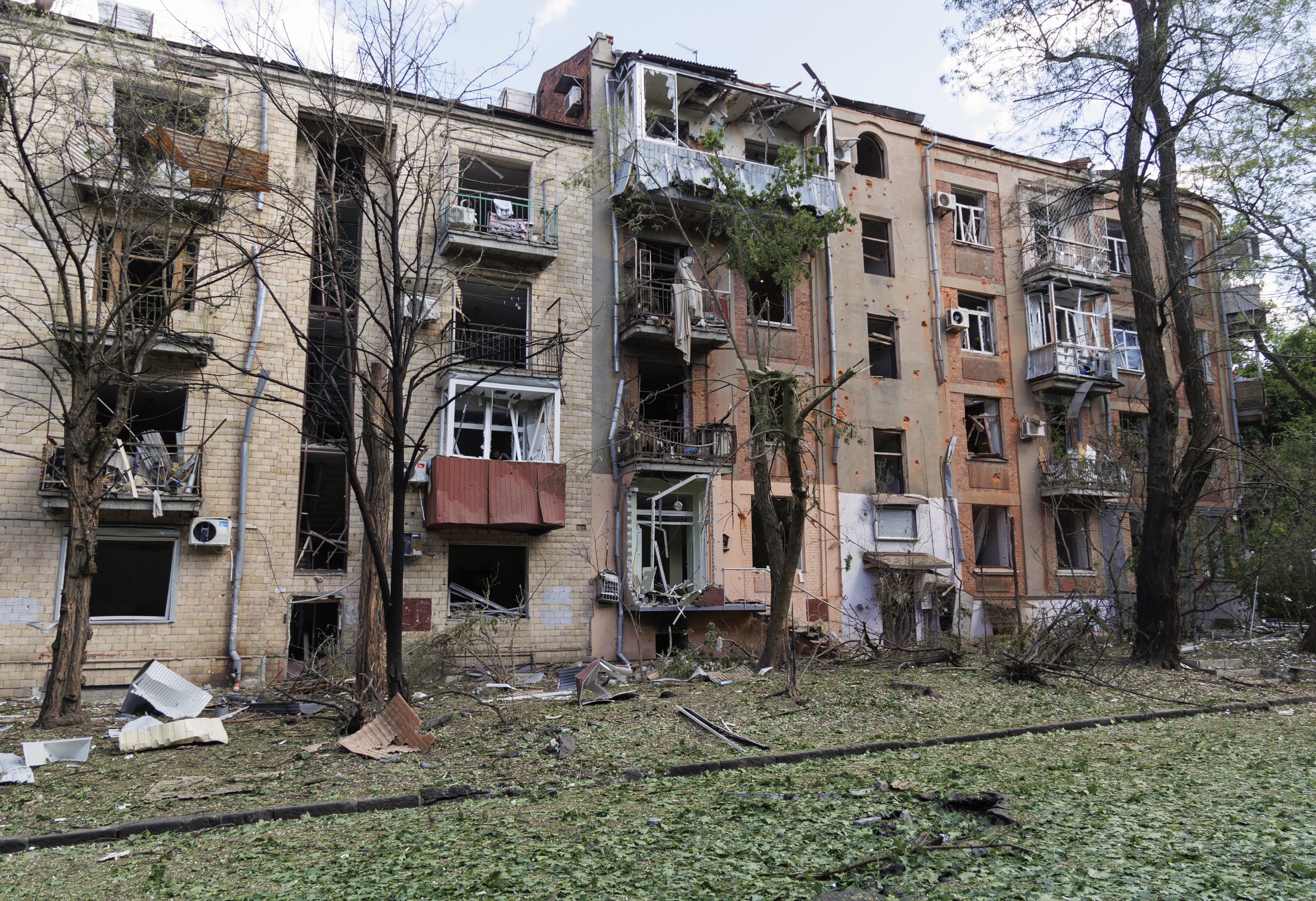 Un edificio destrozado por los bombardeos rusos en Jarkov (Ucrania).