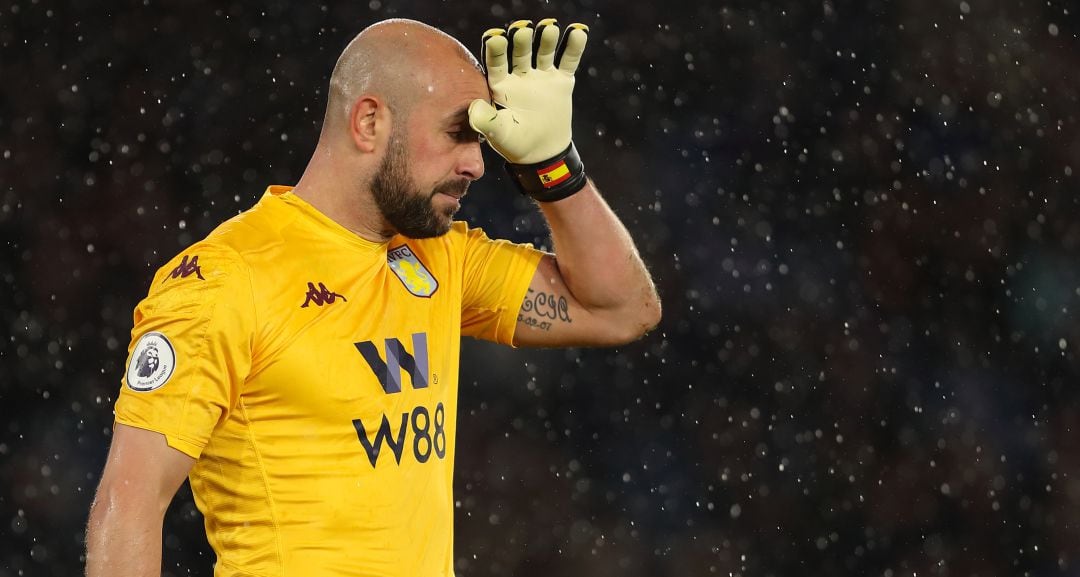 Pepe Reina, en un partido con el Aston Villa.