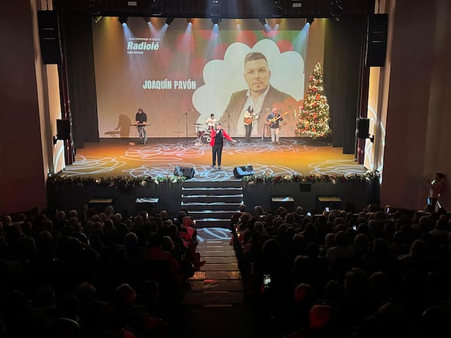 Joaquín Pavón sobre las tablas del teatro