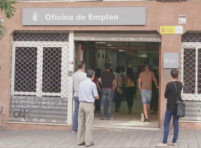 Personas esperando a ser atendidas en una oficina de empleo