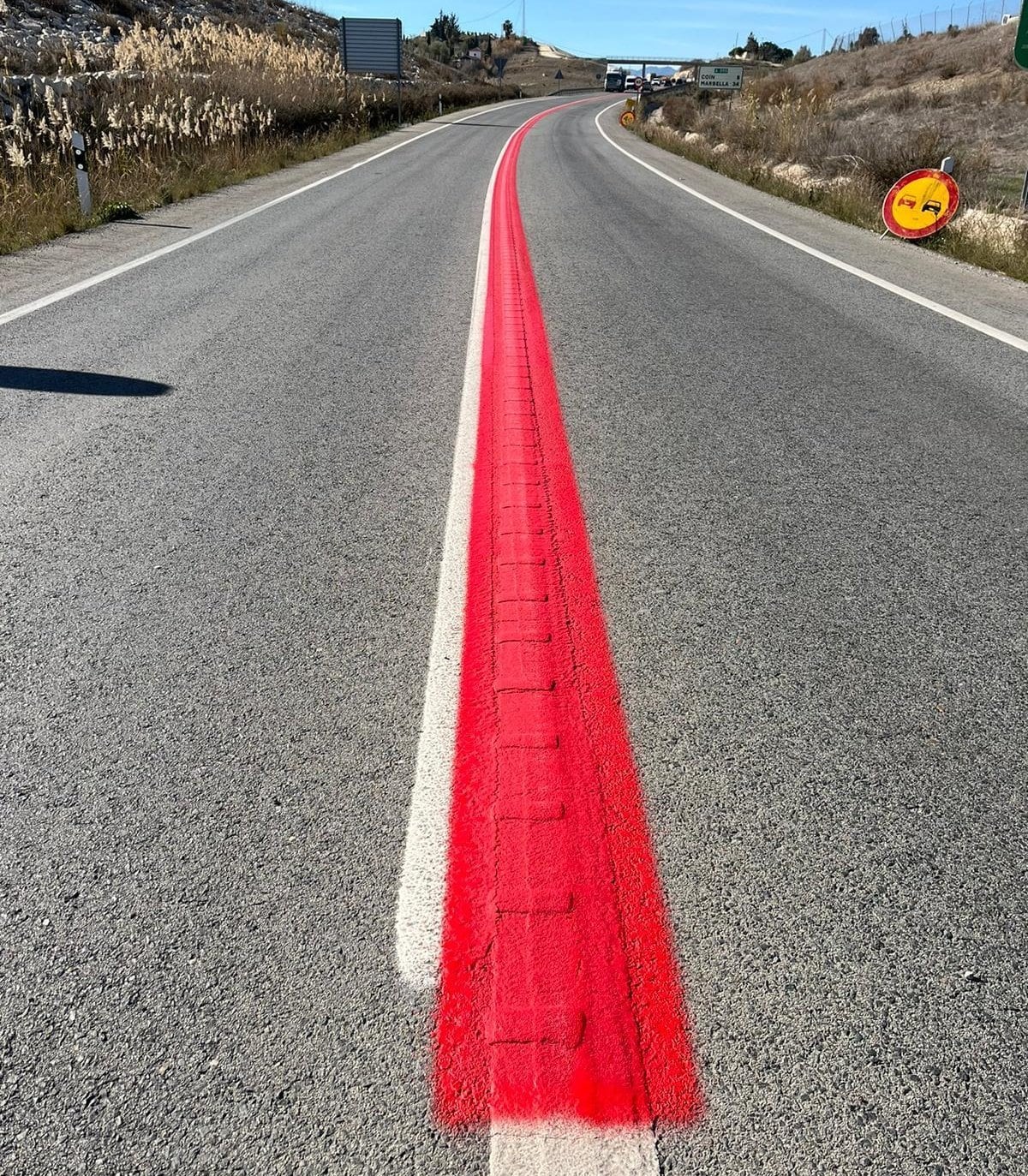 La línea roja en la carretera A-355