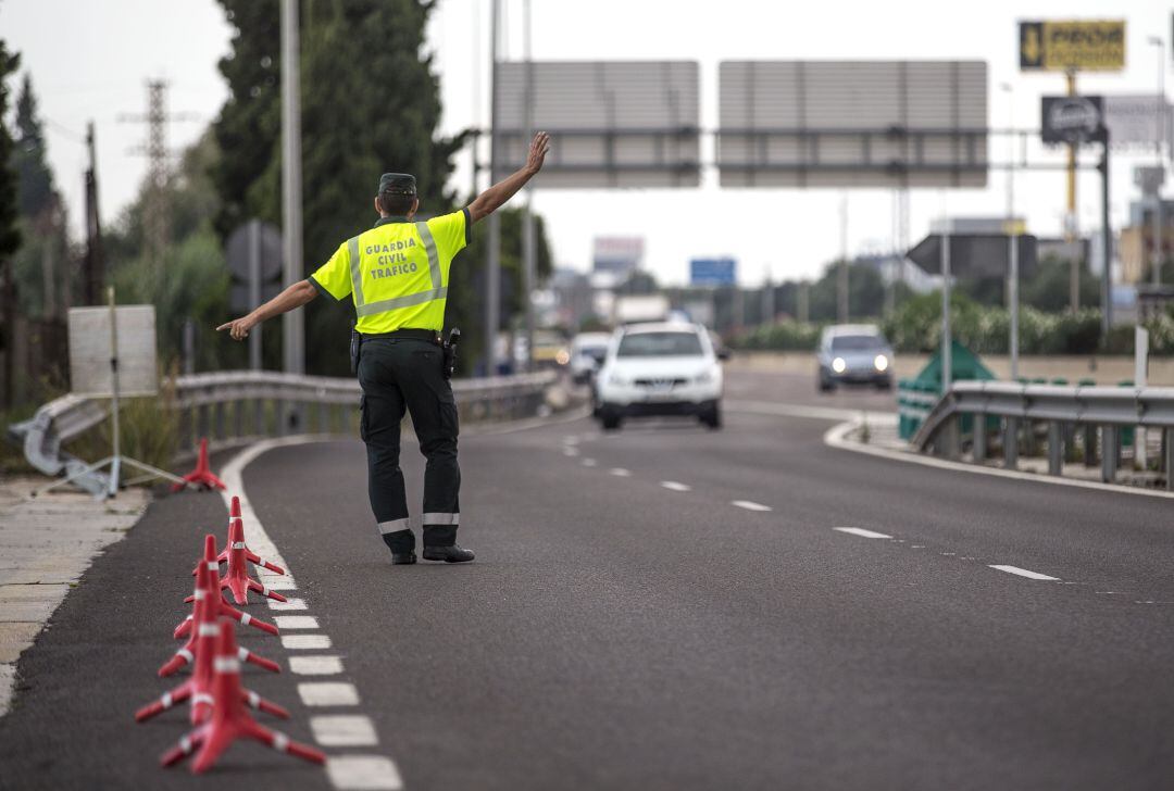 Un guardia regula el tráfico tras un accidente