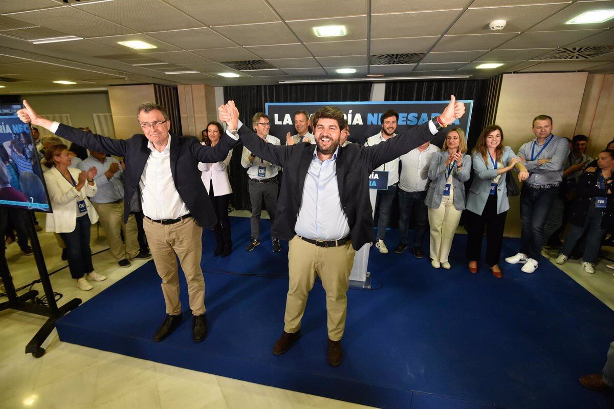 28/05/2023 El presidente del PP de la Región de Murcia y candidato a la Presidencia de la Comunidad Autónoma, Fernando López Miras (d), y el candidato del Partido Popular a la Alcaldía de Murcia, José Ballesta (i), durante el seguimiento de la jornada electoral en el Sercotel Amistad, a 28 de mayo de 2023, en Murcia, Región de Murcia (España). Hoy, 28M, se celebran elecciones municipales en un total de 8.131 ayuntamientos y elecciones autonómicas en 12 comunidades autónomas. En las elecciones municipales podrán votar 35.414.655 electores y en las autonómicas que se celebran podrán hacerlo 18.382.505 electores.
POLITICA 
Javi Carrión - Europa Press
