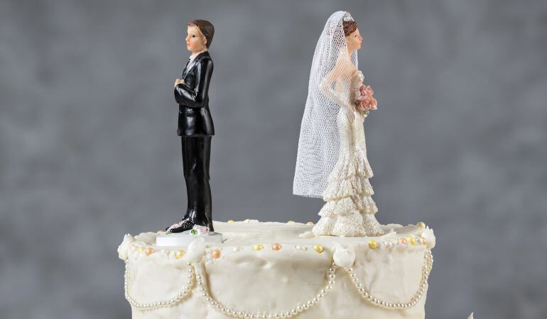 Una mujer se divorcia a espaldas de su marido para casarse con el juez