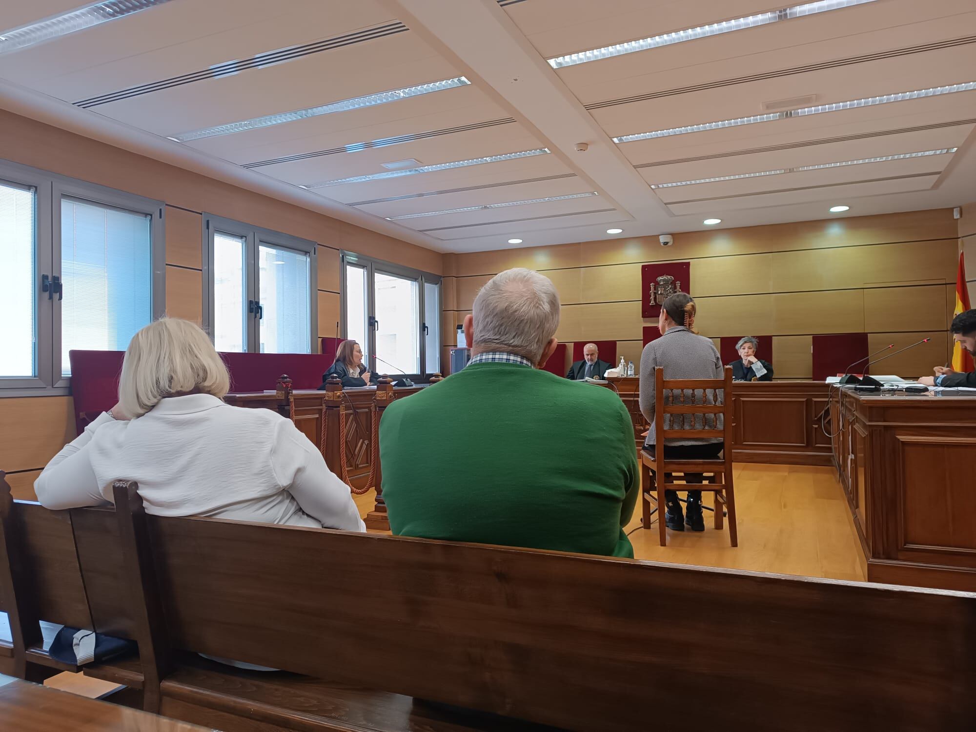 Los acusados en un momento del juicio en la Audiencia Provincial de Ciudad Real por un presunto delito de odio contra su vecino por su orientación e identidad sexual