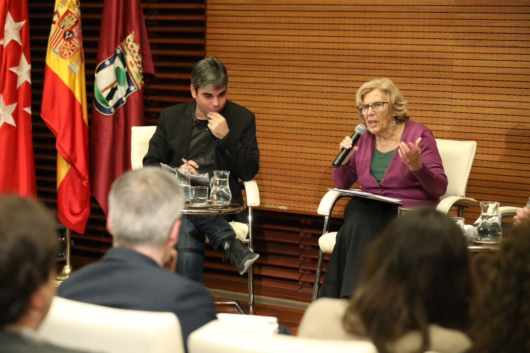 La alcaldesa, Manuela Carmena y el delegado de Economía y Hacienda, Jorge García Castaño