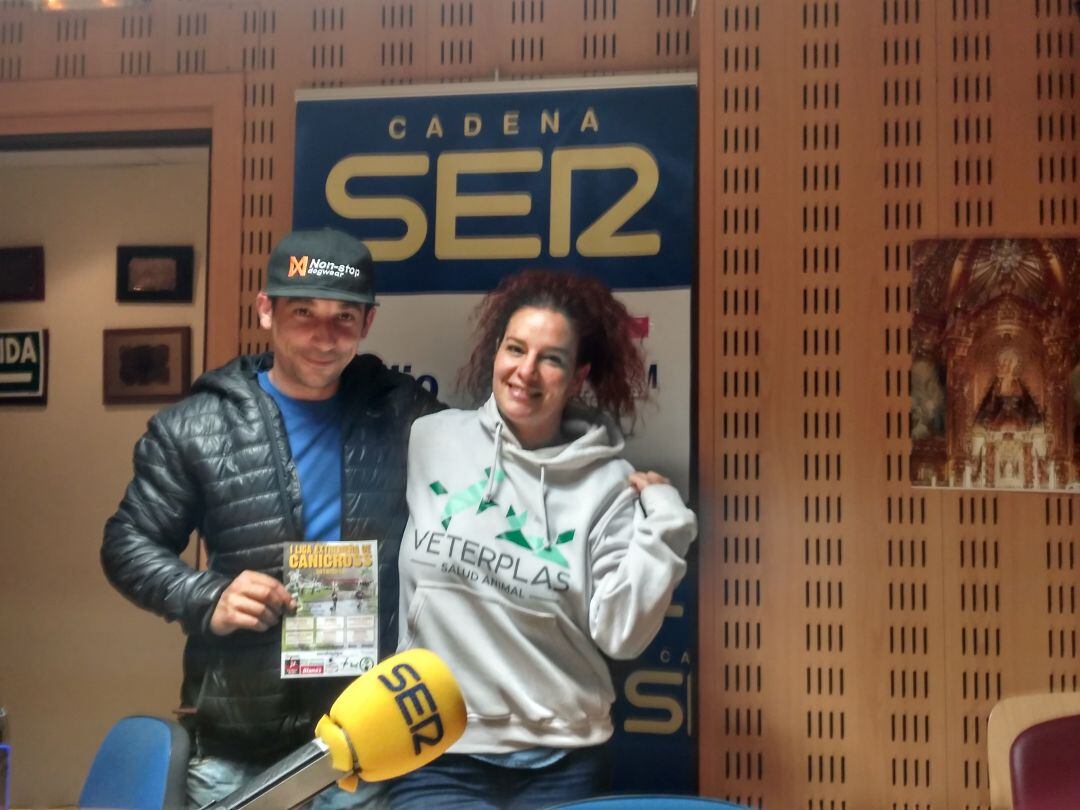 Xabier Calzada y María Clemente en los estudios de SER Norte de Extremadura