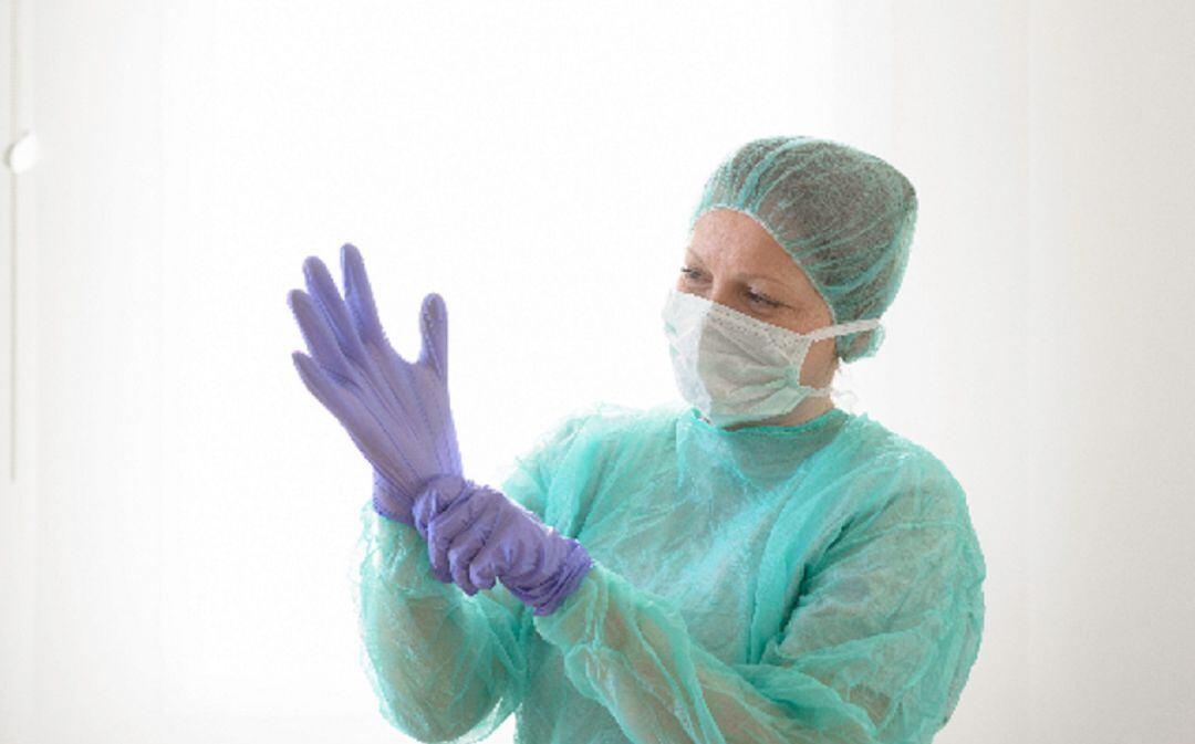 Sanitaria protegiéndose