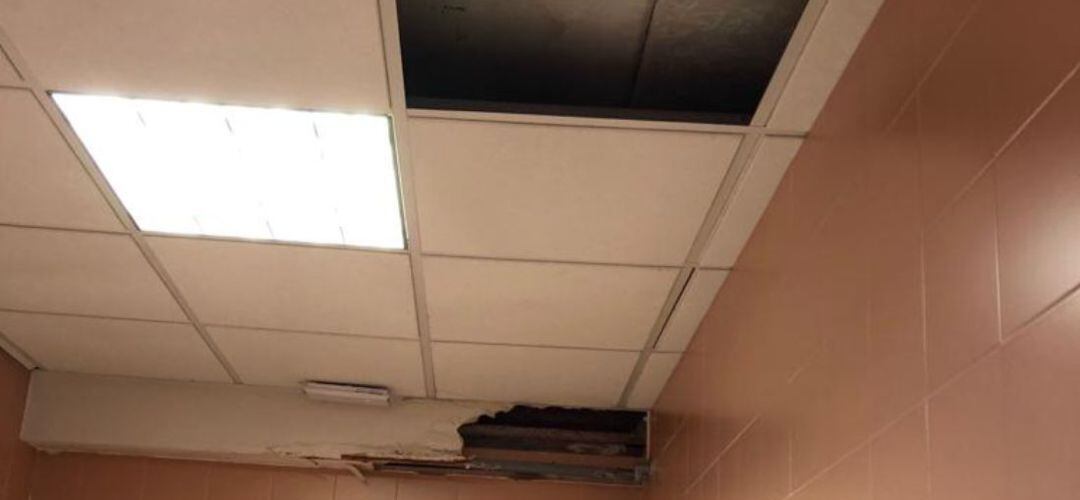 Imágen del techo de uno de los baños del colegio Dulce Chacón. 