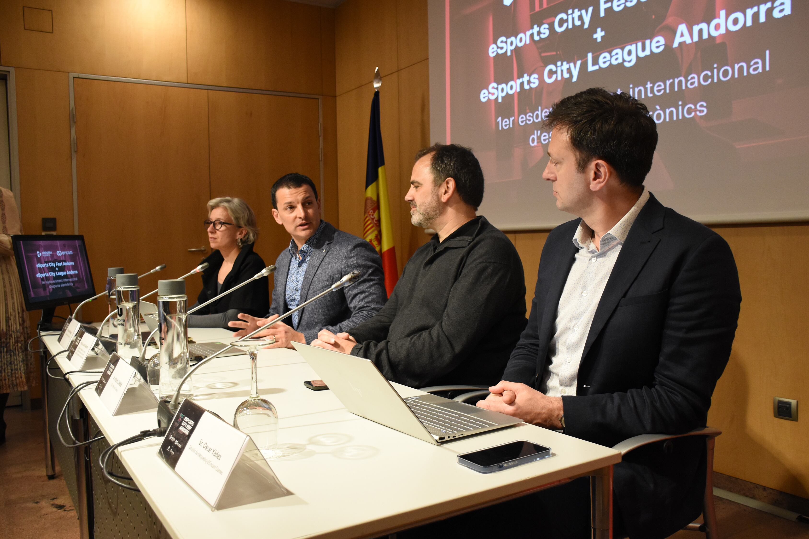 El ministre d'Economia en funcions, Jordi Gallardo, i els representants d'Encom, Arturo Castelló i Oscar Yáñez