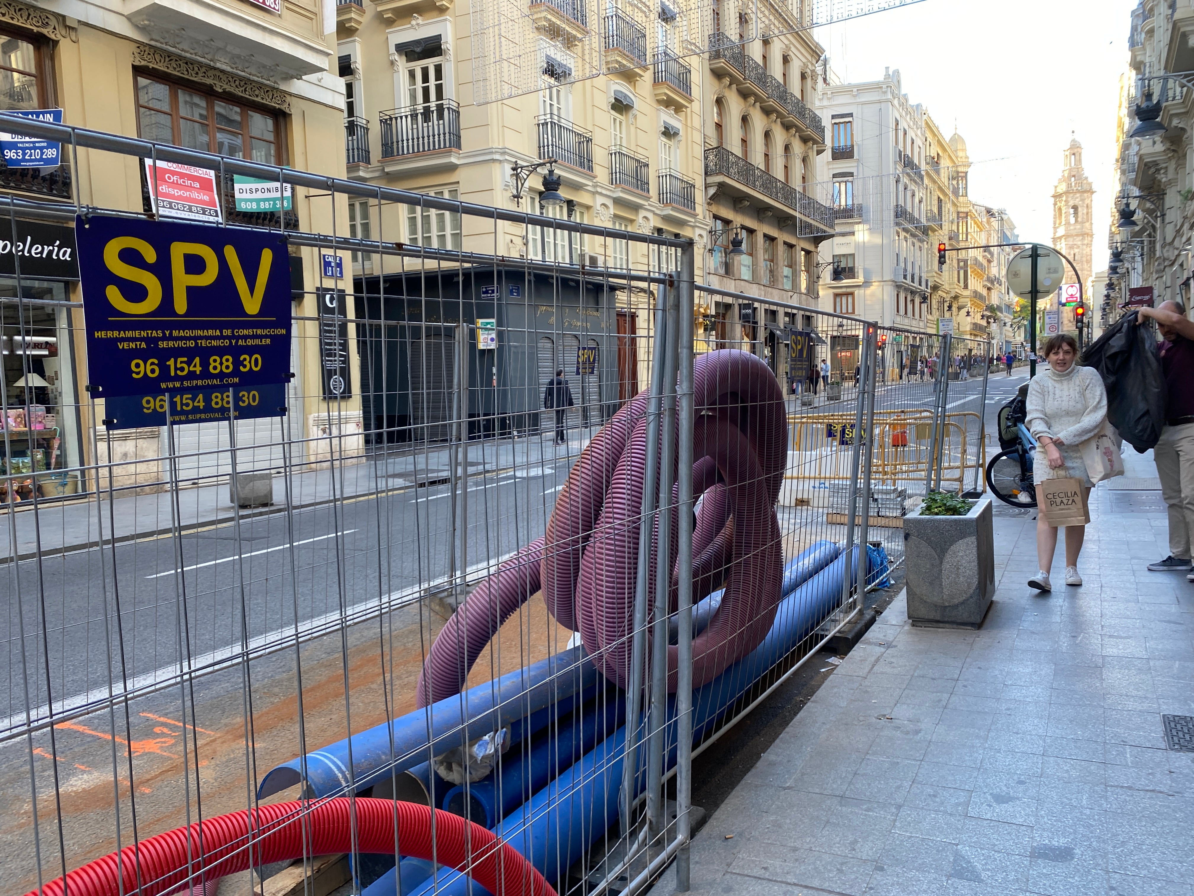 Obras de la calle de la Paz de València para mejorar el sistema de abastecimiento de agua.