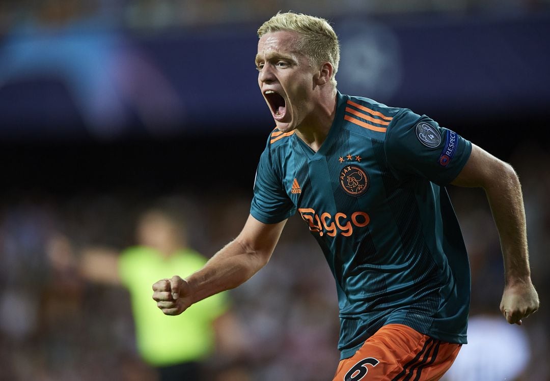 Van de Beek celebra el tercer gol. 