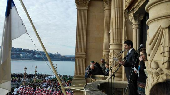 Momento en el que el alcalde, Eneko Goia, se dirige a los más de 7.000 niños donostiarras que han participado en la tamborrada infantil.