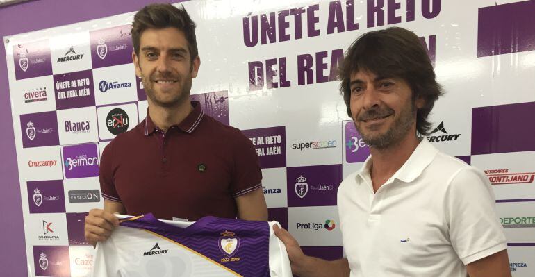 Javi Pérez con Salvador Márquez en la presentación del primero como futbolista del Real Jaén.