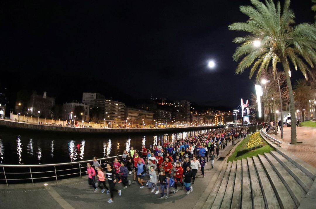 Un grupo de mujeres realizan un recorrido junto a la ría de Bilbao para homenajear a Laura Luelmo, la joven zamorana asesinada en Huelva, y para reclamar el derecho de las mujeres a poder correr sin miedo a ser agredidas. 