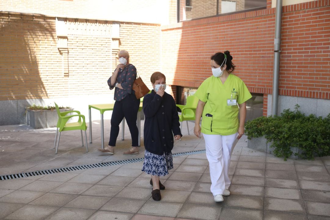 Una residente se emociona tras despedirse de una familiar durante el primer día de visitas en la Residencia Centro Casaverde Navalcarnero desde que se cerró por el coronavirus