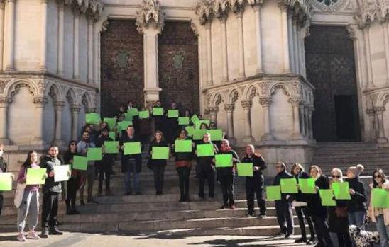 Acto del lazo verde por el Día contra el Cáncer en la plaza Mayor de Cuenca.