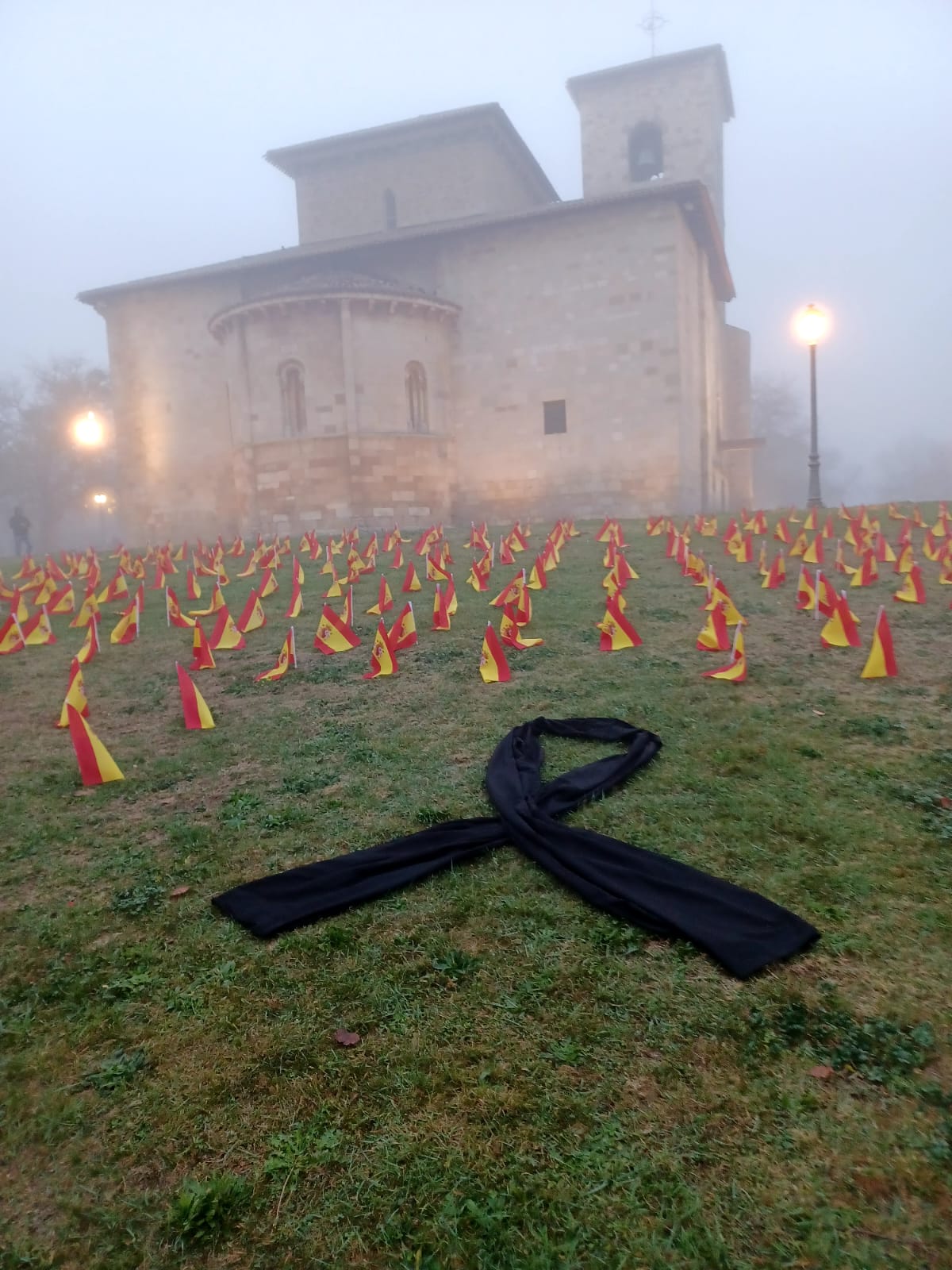 Vox ha colocado banderas españolas en las campas de Armentia en Vitoria