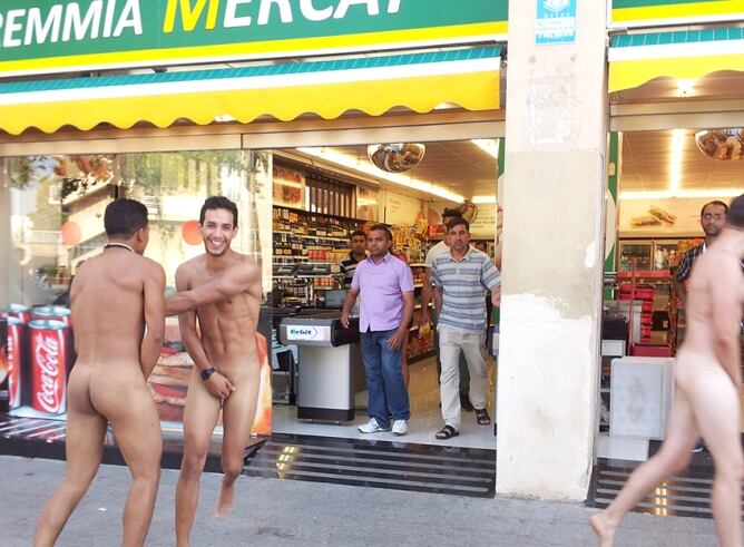 Un grupo de turistas italianos, desnudos, saliendo de un supermercado