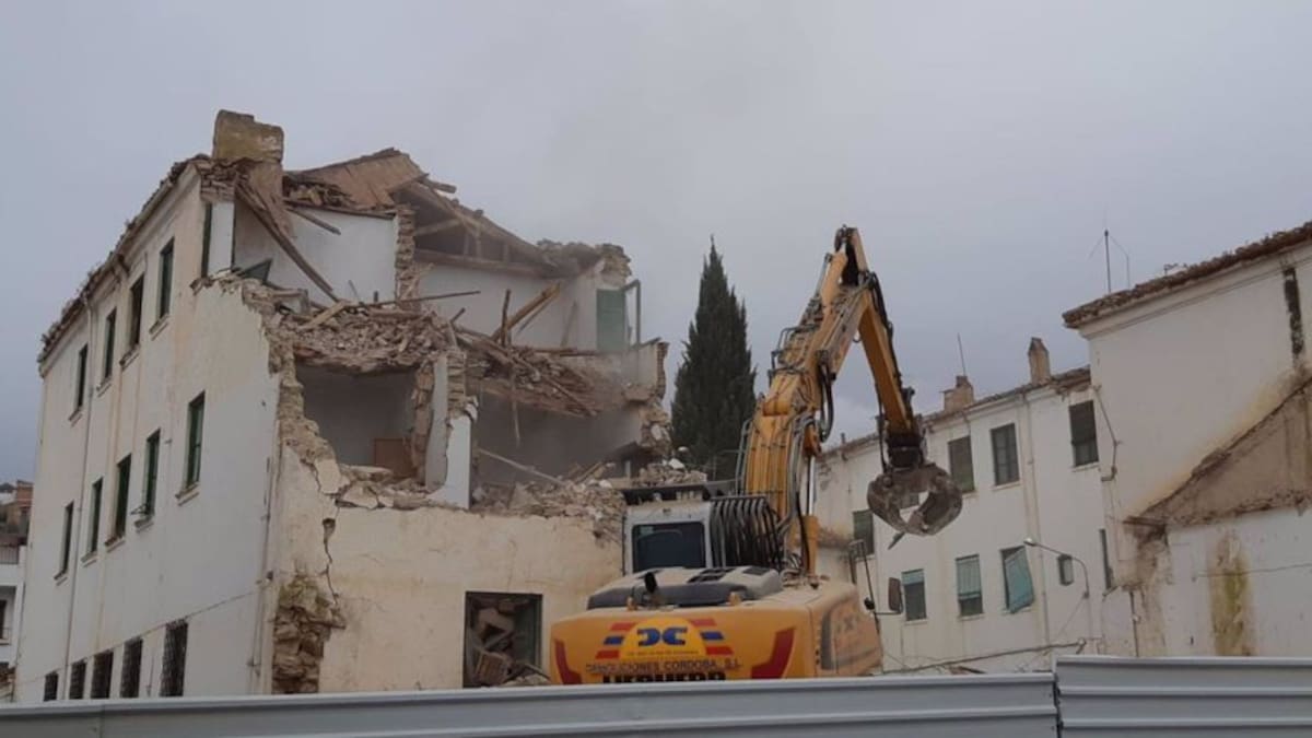 Comienzan los trabajos de derribo del cuartel de la Guardia Civil en Huelma