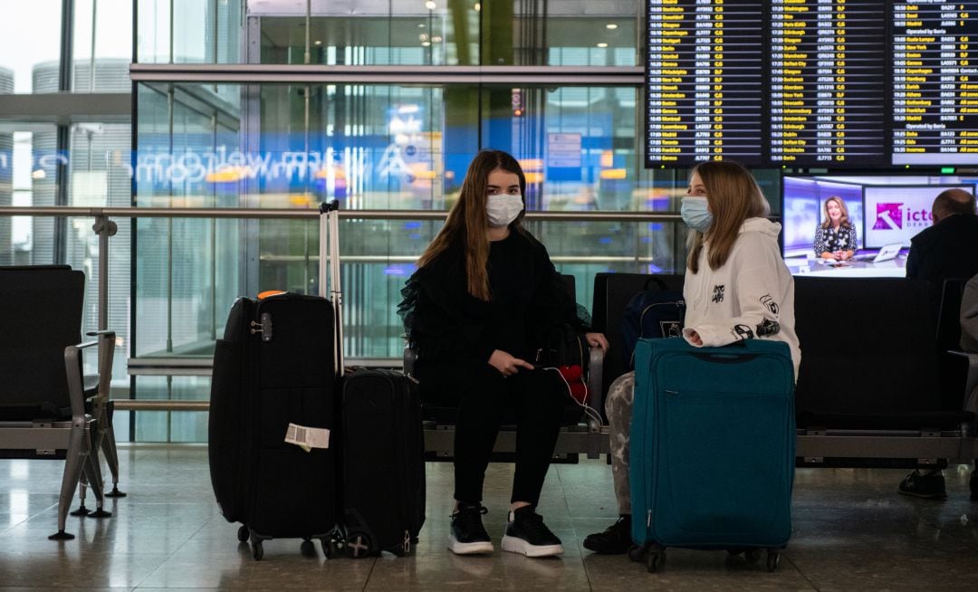 Dos turistas en un aeropuerto.