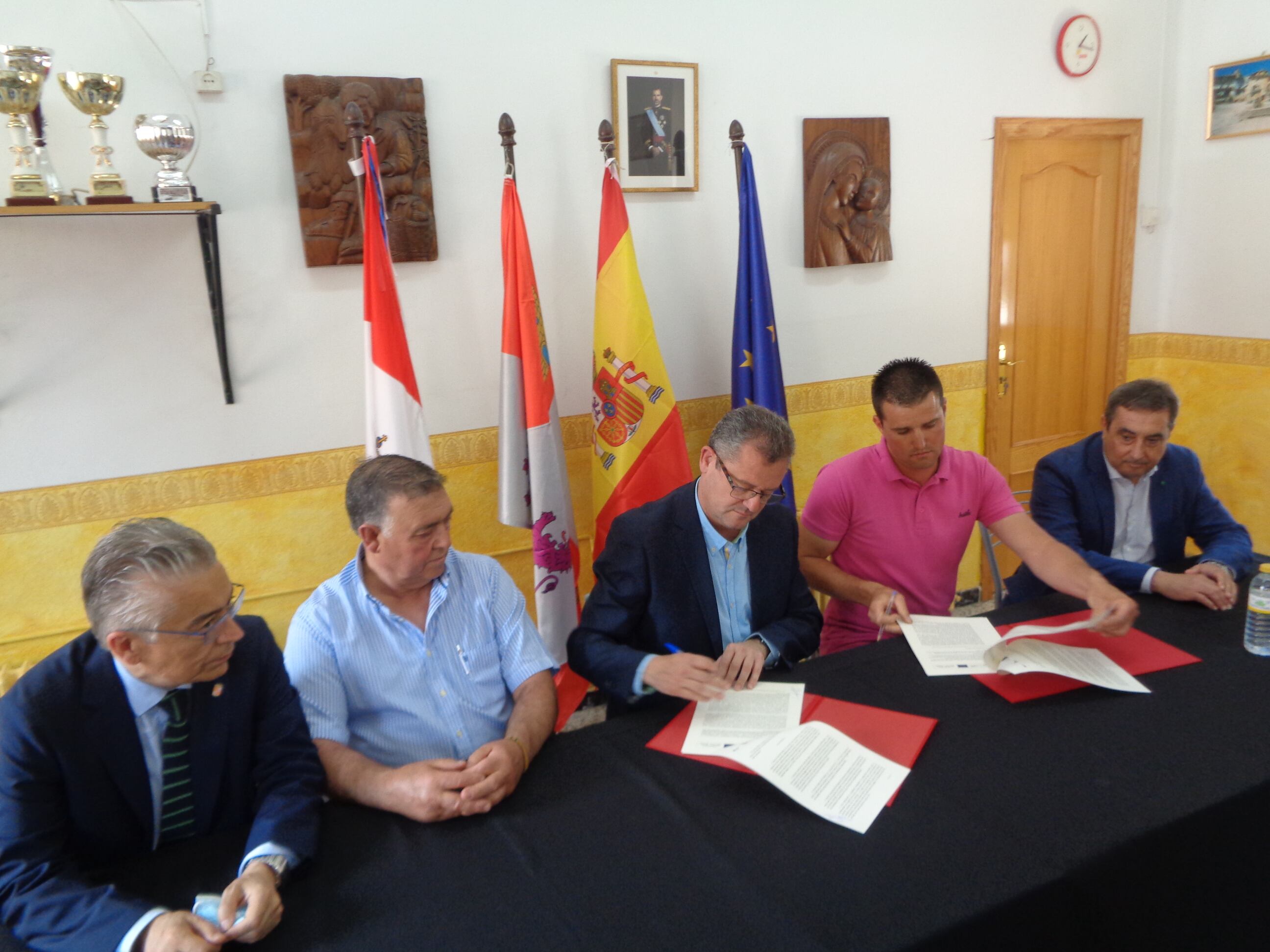 Las antiguas escuelas de Hontoria de Valdearados acogían la firma de este convenio