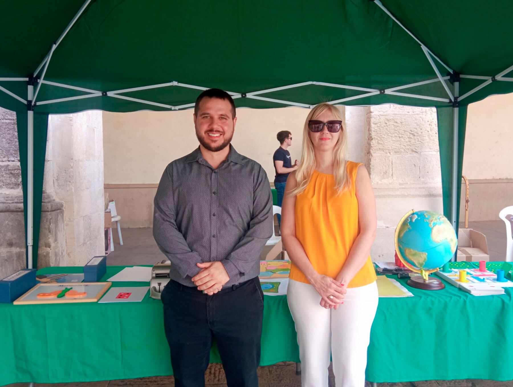 Sergio Barrera junto a María Gesse, en el stand de la exposición de la ONCE que se ha podido ver en la Plaça de Dins