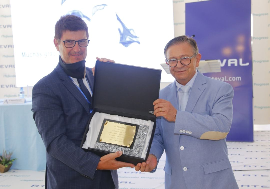 Càndid Penalva junto a José Serna, tras la junta general extratordnaria en la que se produjo el relevo presidencial