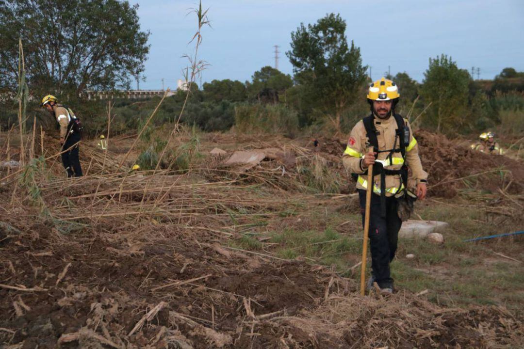 Dos Bombers de la Generalitat durant una recerca