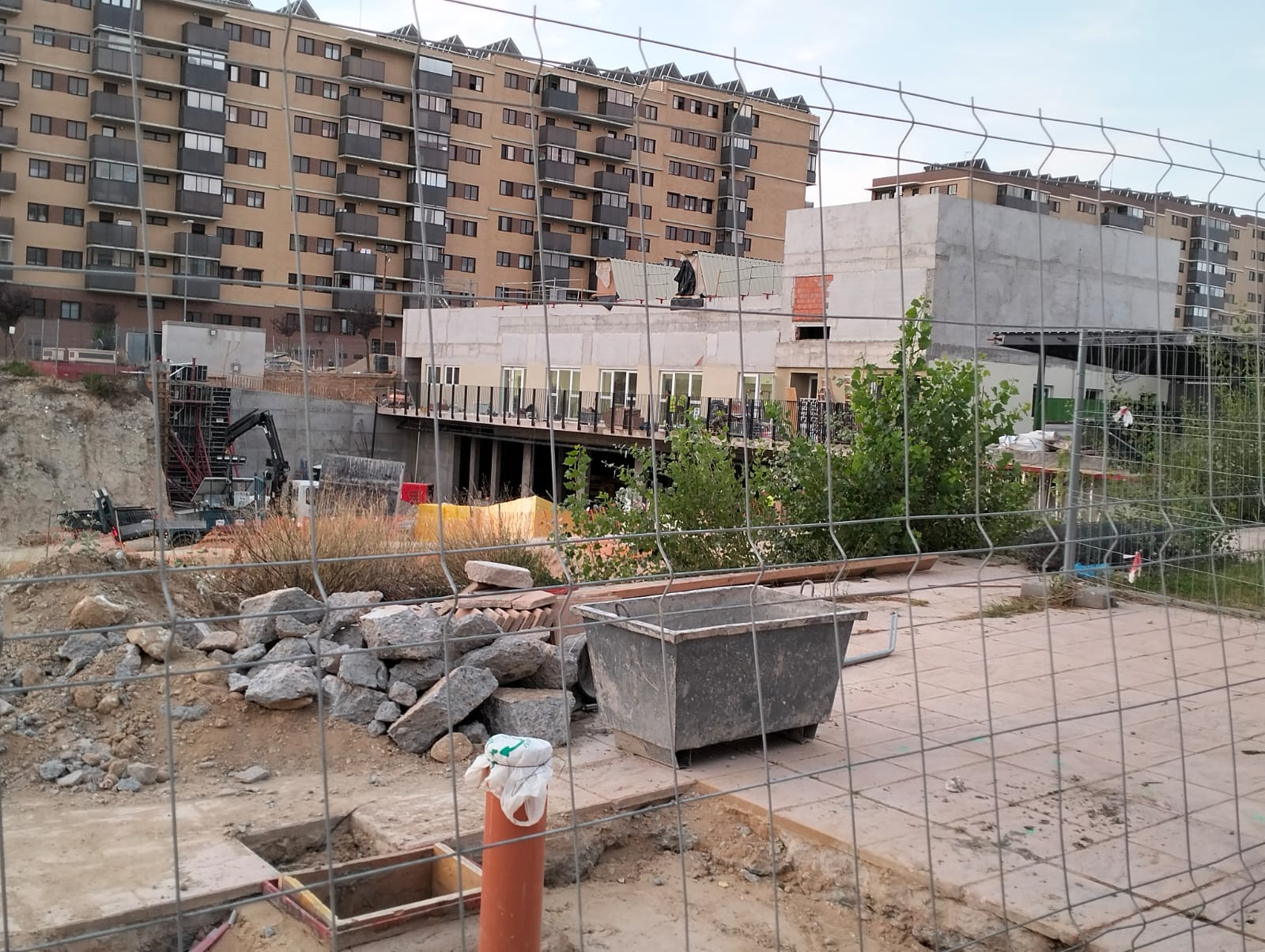 Obras de construcción del edificio de Primaria en el colegio Ana María Navales en Zaragoza