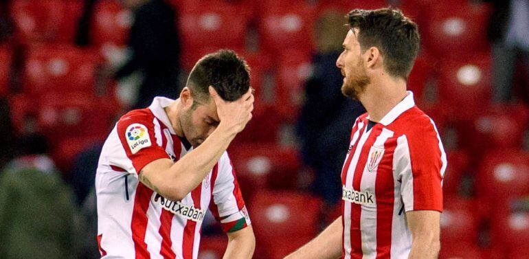 Markel Susaeta (i) y Artiz Aduriz, a la finalización del encuentro correspondiente a la jornada 32 de primera división que han disputado esta noche frente al Deportivo de la Coruña en el estadio de San Mamés, en la capital vizcaína