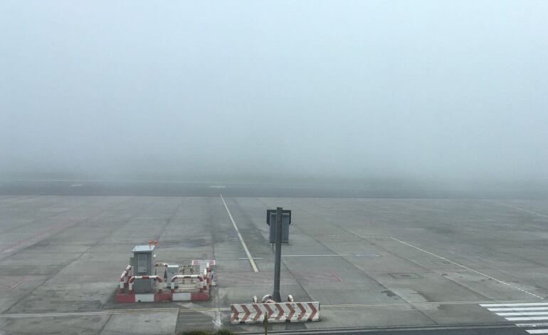 La niebla sobre la plataforma y la pista de Tenerife Norte de este domingo impidió las operaciones aéreas en el aeropuerto