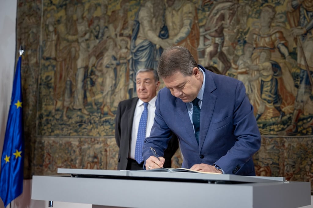 El jefe del Gobierno autonómico, Emiliano García-Page, y el Fiscal Superior de Castilla-La Mancha, Emilio Fernández, durante la firma del convenio en materia de seguridad y salud laboral